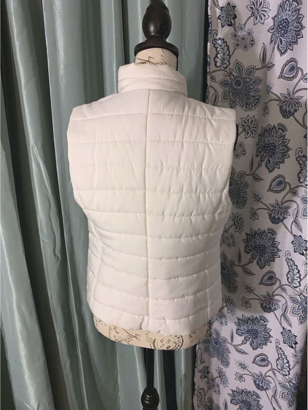 LOFT Women's White Quilted Puffer Vest Size Small - Picture 4 of 5